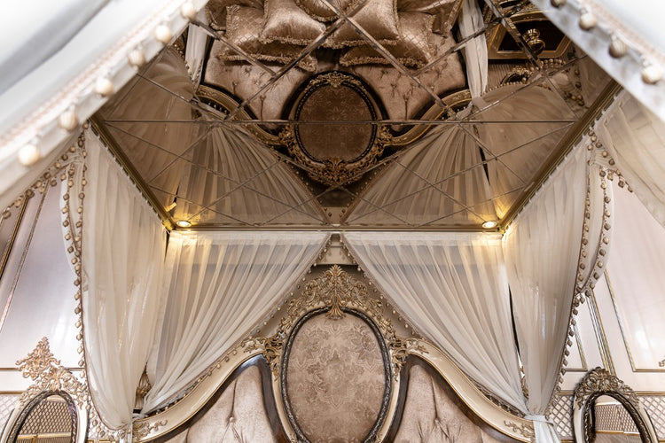 EMPIRE Classic Canopy Bed Set