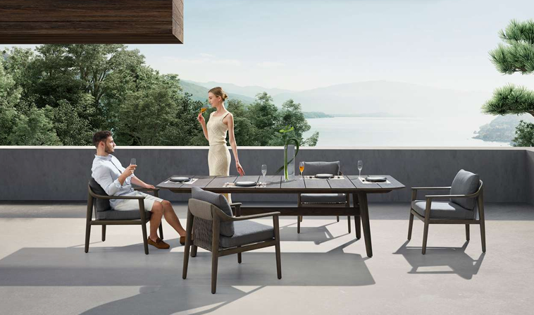 LEO Outdoor Dining